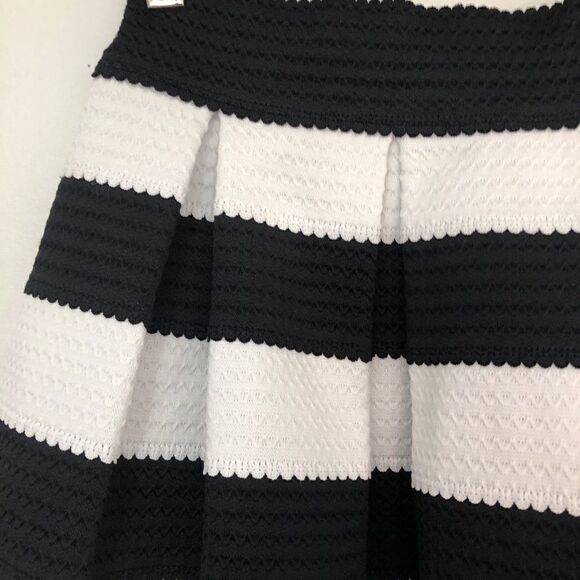 NWOT Express XS Black & White Skirt!! - Picture 4 of 6
